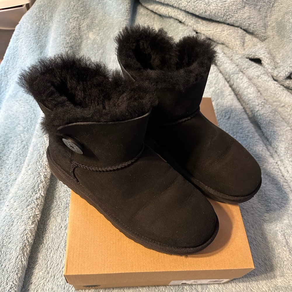 Ugg Baliey mini 2 button size 10